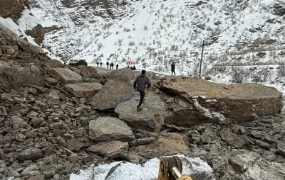 Kayaların d&uuml;şt&uuml;ğ&uuml; kara yolu yeniden ulaşıma a&ccedil;ıldı
