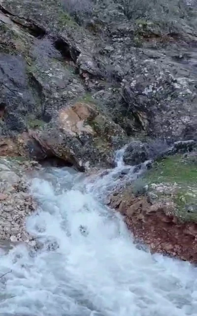 Kayalık alandan sular &ccedil;ıktı
