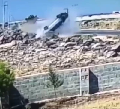 Kayalıklara çarpan otomobilin devrilme anı kamerada
