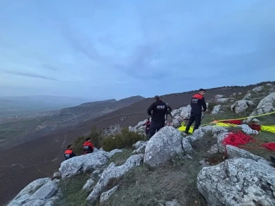 Kayalıklarda mahsur kalan ke&ccedil;iyi arama kurtarma ekipleri kurtardı
