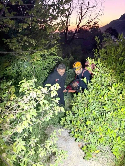 Kayalıklardan d&uuml;şen amat&ouml;r balık&ccedil;ıyı AFAD ve itfaiye ekipleri kurtardı
