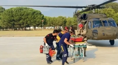 Kayalıklardan d&uuml;şen doğa y&uuml;r&uuml;y&uuml;ş&ccedil;&uuml;s&uuml; askeri helikopterle kurtarıldı
