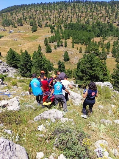Kayalıklardan d&uuml;şen şahıs ambulans helikopterle hastaneye sevk edildi
