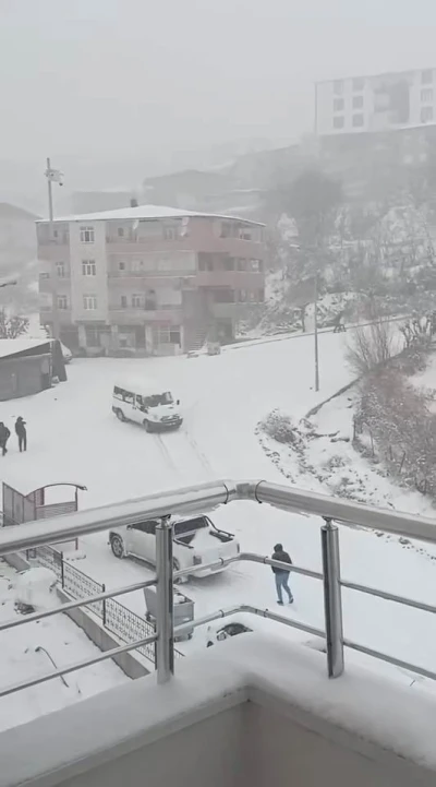 Kayarak &uuml;zerine gelen minib&uuml;s&uuml; g&ouml;rd&uuml;, manevrasıyla kazadan kurtuldu
