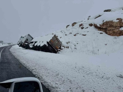 Kayganlaşan yol kaza getirdi, tır yol kenarına devrildi
