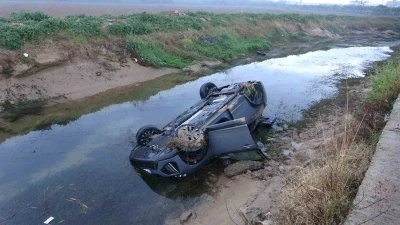 Kayganlaşan yolda kontrolden &ccedil;ıkan ara&ccedil; kanala u&ccedil;tu
