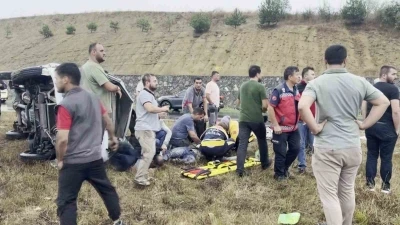 Kayganlaşan yolda minibüs devrildi: 3 yaralı
