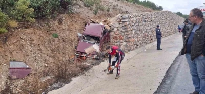 Kayganlaşan yolda otomobil istinat duvarına çarptı: Karı koca hayatını kaybetti
