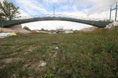 Kayıkla gezilen göl üzerinde şimdi yürüyüş yapılıyor
