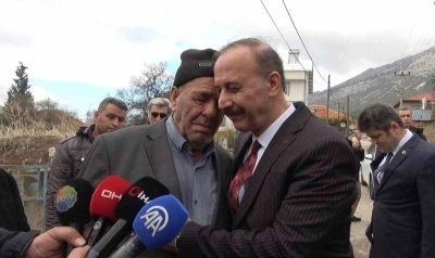 Kayıp baş arama çalışmalarında acılı baba, Vali Erin’e sarılarak gözyaşlarına boğuldu
