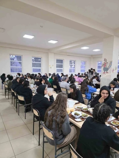 Kaymakam Algın, &ouml;ğrencilerle iftar programına katıldı
