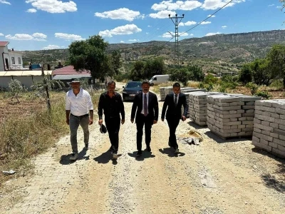Kaymakam Aslan, deprem konutlarında incelemelerde bulundu
