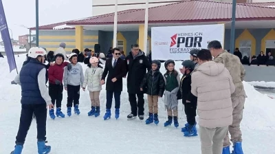 Kaymakam &ccedil;ocukları kırmadı, onları buz pateni hayallerine kavuşturdu

