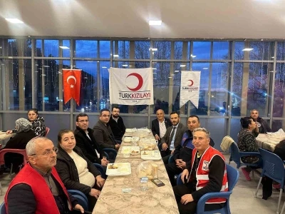 Kaymakam Dalak kurum amirleriyle Kızılay&rsquo;ın iftarında vatandaşlarla buluştu
