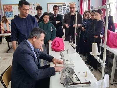 Kaymakam Dalak öğrencilerle dikiş dikip çapa yaptı
