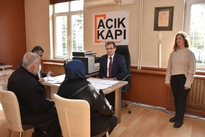 Kaymakam G&uuml;ldoğan, &lsquo;A&ccedil;ık Kapı&rsquo;da vatandaşların sorunlarını dinledi

