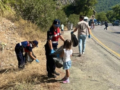 Kaymakam, jandarma ve çevre gönüllüleri el ele verdi Sulungur Gölü çevresi pırıl pırıl oldu
