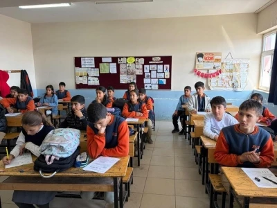 Kaymakam Kahraman okul ziyaretlerini s&uuml;rd&uuml;r&uuml;yor
