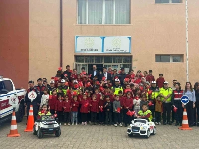Kaymakam Kara&rsquo;dan miniklere hayat kurtaran uyarı

