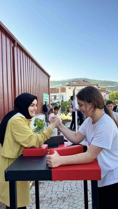 Kaymakam Kılı&ccedil; &ccedil;ocuklarla bilek g&uuml;reşi yaptı
