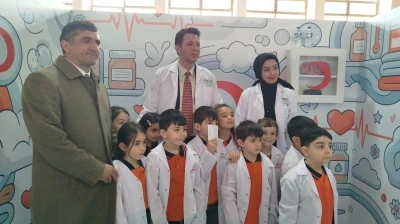 Kaymakam Kızılg&uuml;neş, miniklerle doktor &ouml;nl&uuml;ğ&uuml; giydi
