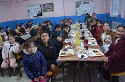 Kaymakam Koşansu &ouml;ğrencilerle iftar sofrasında buluştu
