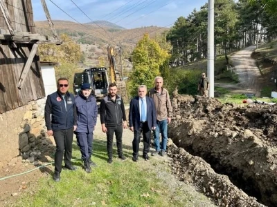 Kaymakam Öztürk, köydeki su hattını yerinde inceledi
