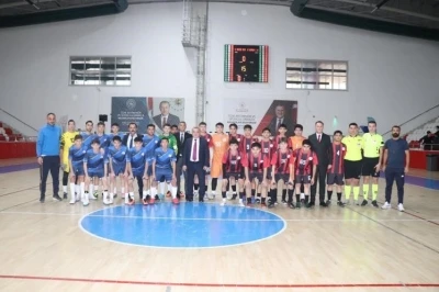 Kaymakam &Ouml;zt&uuml;rk Okul Sporları Gen&ccedil; Erkekler Futsal grup ma&ccedil;larını takip etti
