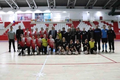 Kaymakam &Ouml;zt&uuml;rk, Yıldız Kızlar Futsal ma&ccedil;ını takip etti
