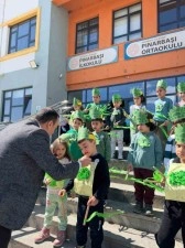 Kaymakam Pelvan &ouml;ğrencilerle fidan dikti