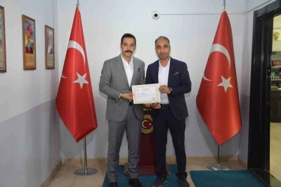 Kaymakam Uzun’dan yavru kediyi kurtarıp annesine kavuşturan öğretmene başarı belgesi
