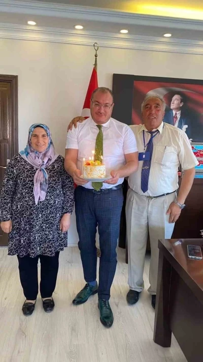 Kaymakama s&uuml;rpriz doğum g&uuml;n&uuml; kutlaması

