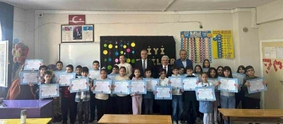 Kaymakamı &Ccedil;elikkol &ccedil;ocukların karne sevincine ortak oldu
