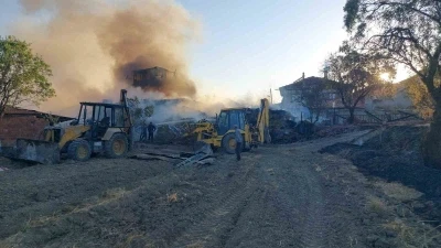 Kaynak makinesinden çıkan yangında ev, araç ve ahır yandı, 3 buzağı telef oldu
