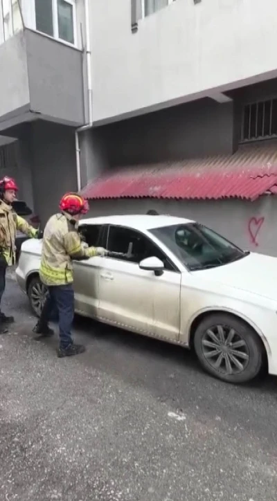 Kaynarca&rsquo;da ara&ccedil; i&ccedil;inde mahsur kalan &ccedil;ocuk itfaiye tarafından kurtarıldı
