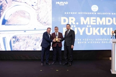 Kayseri B&uuml;y&uuml;kşehir, 2025&rsquo;i &ouml;d&uuml;llerle ta&ccedil;landırdı
