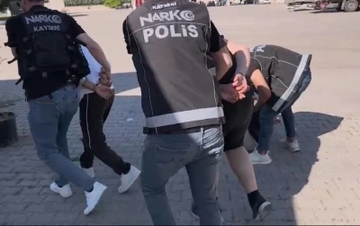 Kayseri&rsquo;de aracın bagajından 4 bin 458 adet uyuşturucu hap ele ge&ccedil;irildi: 3 tutuklama
