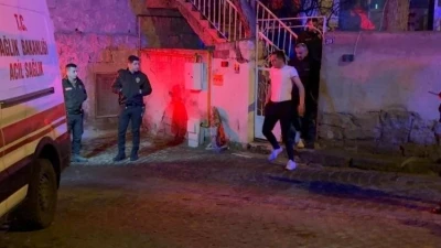 Kayseri&rsquo;de bacağından yaralanan şahıs, ekiplerin ikazına rağmen t&uuml;t&uuml;n yaktı
