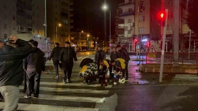 Kayseri&rsquo;de ciple otomobil &ccedil;arpıştı: 2 ağır yaralı
