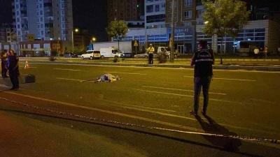 Kayseri’de feci kaza... Yolun karşısına geçen yayaya peş peşe 2 otomobil çarptı: 1 ölü
