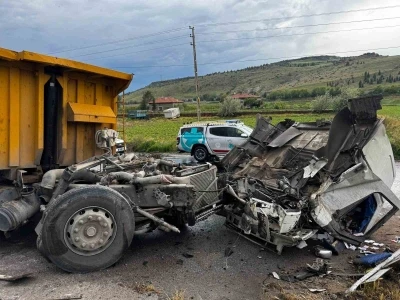 Kayseri&rsquo;de hafriyat kamyonu ile lokomotif &ccedil;arpıştı: 2 yaralı
