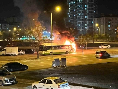 Kayseri&rsquo;de halk otob&uuml;s&uuml; alev aldı
