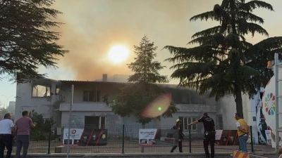 Kayseri’de hırdavat dükkanındaki yangın fabrikaya sıçradı
