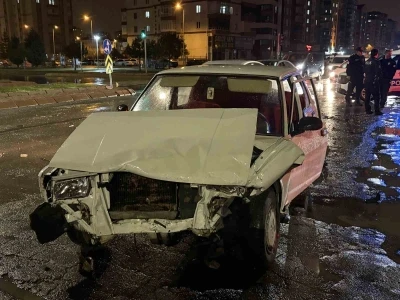 Kayseri&rsquo;de iki otomobil &ccedil;arpıştı: Tofaş kağıt gibi ezildi
