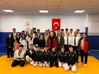 Kayseri&rsquo;de Jujitsu sporcuları 2026 startını verdi
