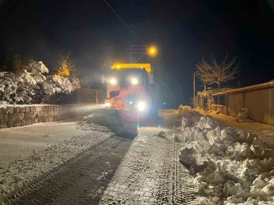 Kayseri&rsquo;de kar yağışı ve tipi nedeniyle 128 yol ulaşıma kapalı
