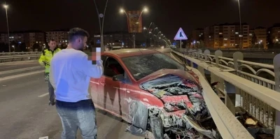 Kayseri&rsquo;de karşı yola ge&ccedil;en otomobil bariyerlere &ccedil;arptı
