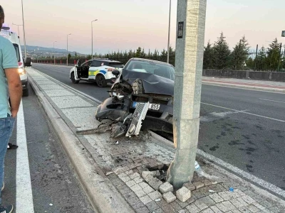 Kayseri&rsquo;de otomobil aydınlatma direğine &ccedil;arptı: 1 yaralı
