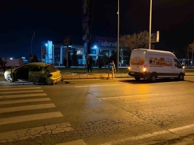 Kayseri&rsquo;de otomobille panelvan ara&ccedil; &ccedil;arpıştı: 1 yaralı
