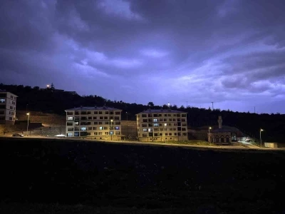 Kayseri&rsquo;de şimşekler geceyi aydınlattı
